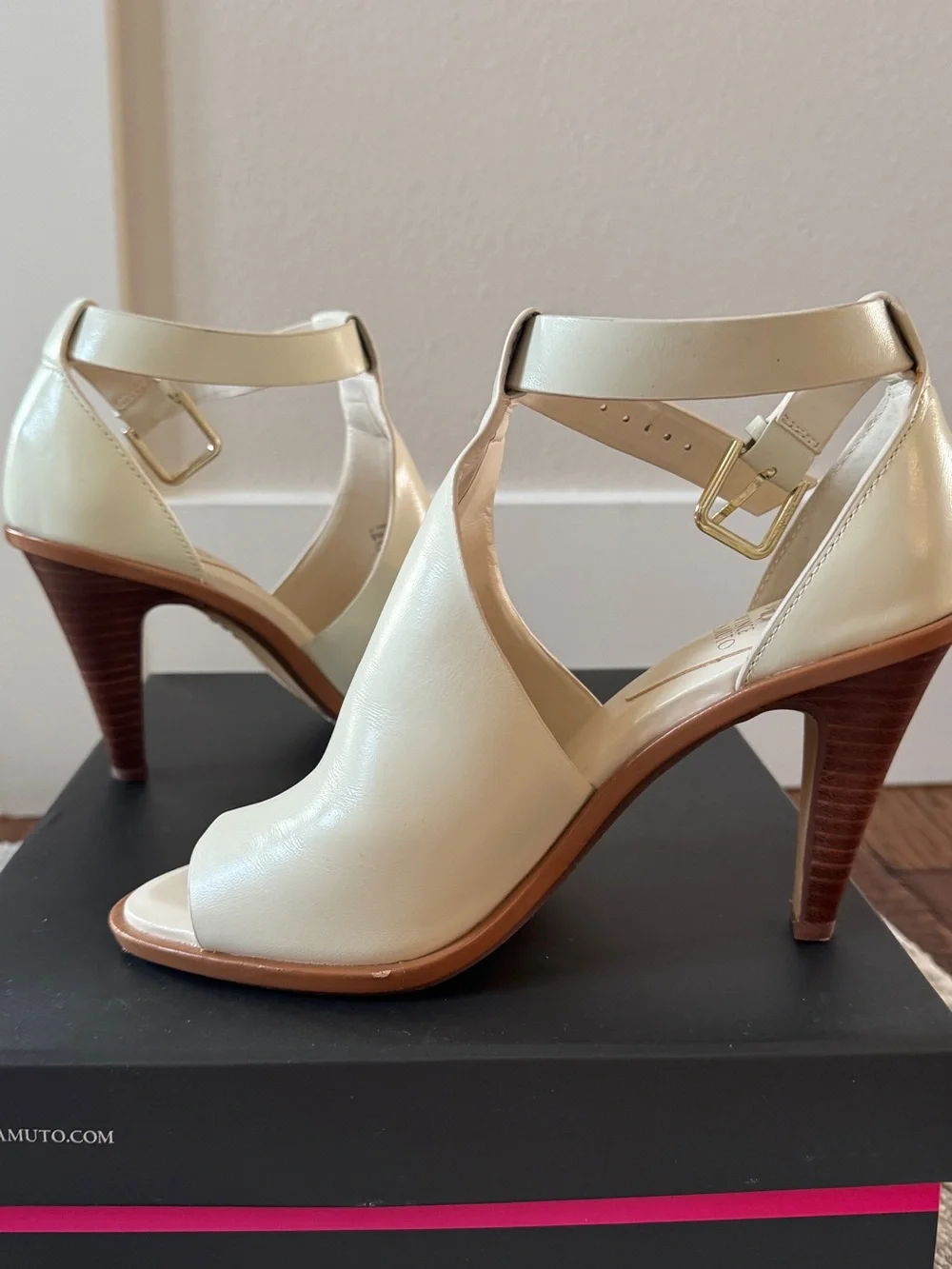 EUC Vince Camuto Frasper Warm Vanilla Leather Heels Size 8